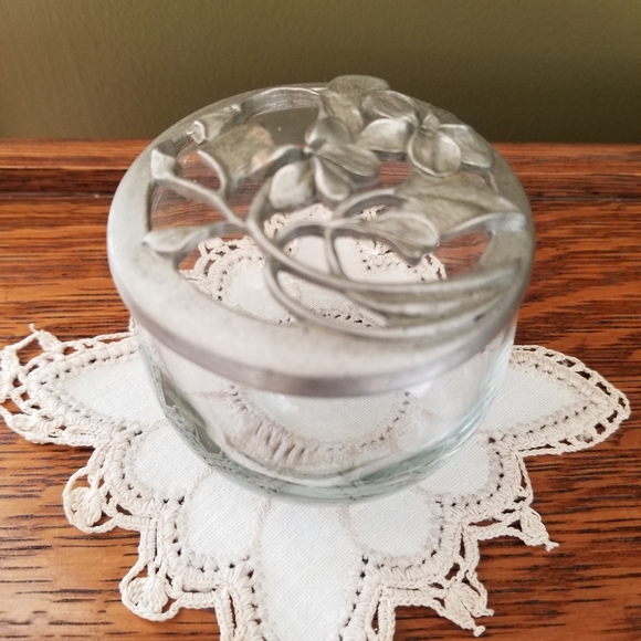 Vintage Elegant 1990s Floral Pewter Boudoir Glass Powder Jar - Picture 15 of 15
